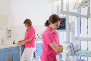 Zahnarzt Nürnberg - Taromi & Modami Praxisteam im Behandlungszimmer SCT_8733